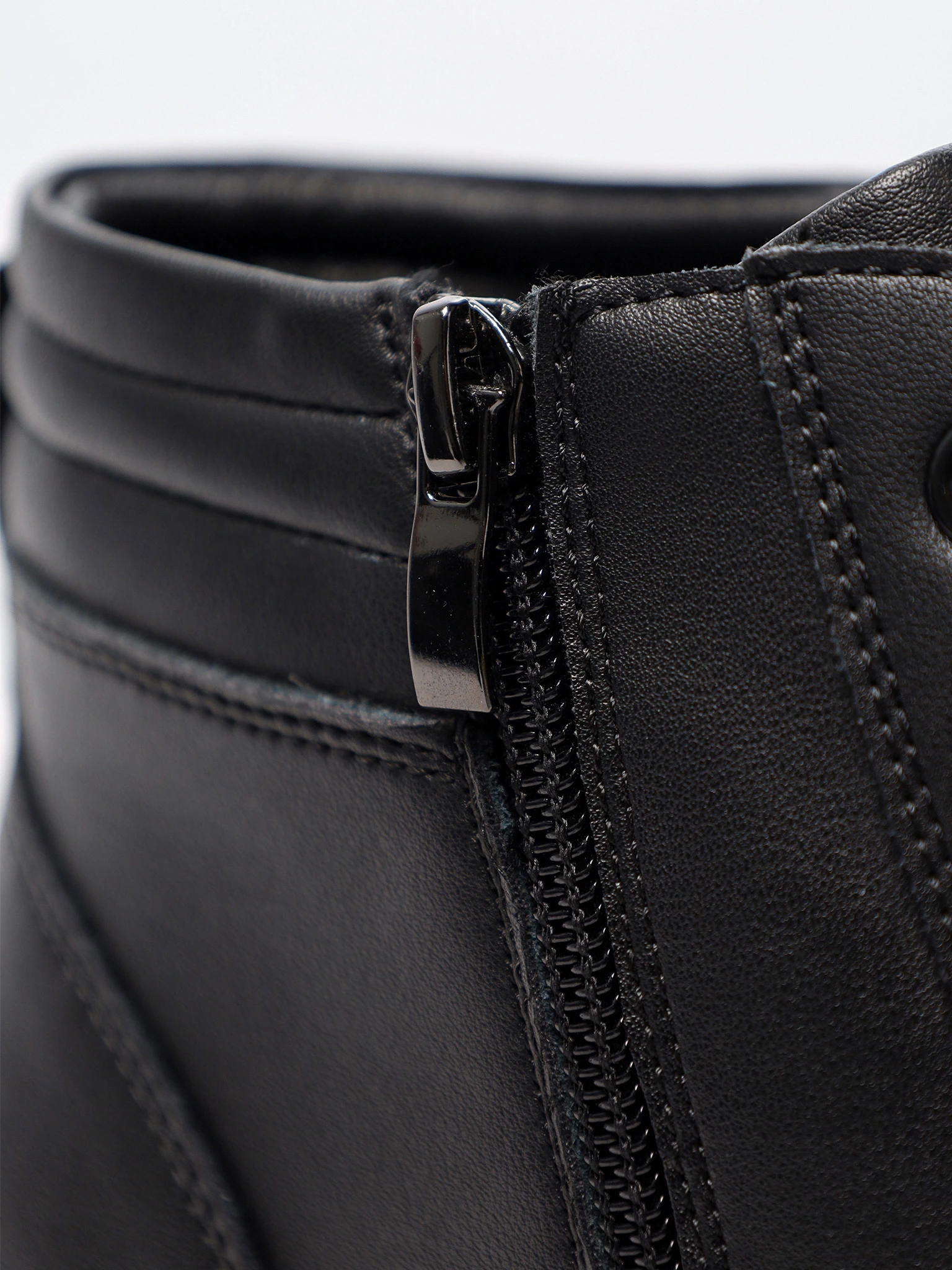 Ботинки черного цвета на средней платформе